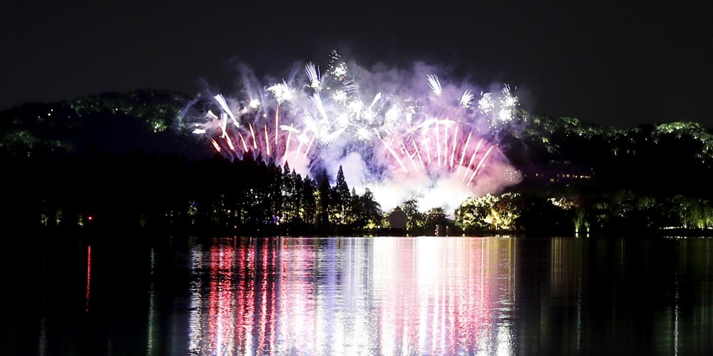 Fogo de artifício ilumina o Lago do Oeste em Hangzhou