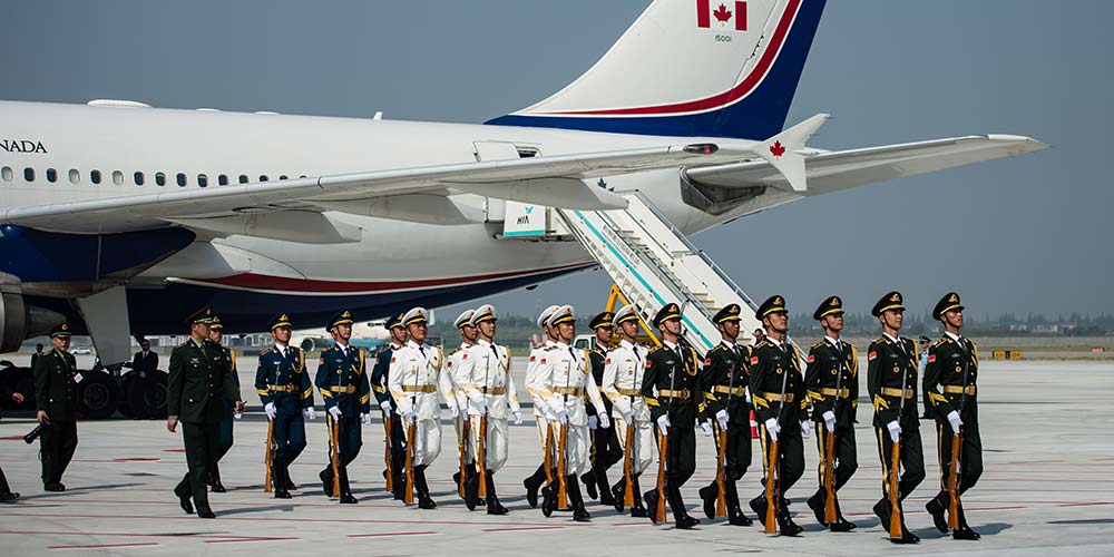 Guardas de honra recebem convidados à Cúpula do G20 em Hangzhou