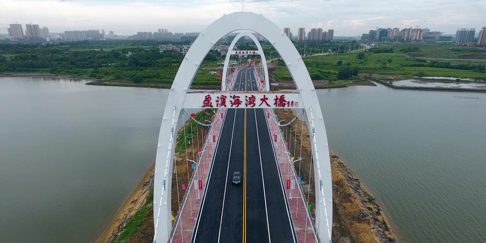 Ponte da Baía de Yingbin inaugurada no sul da China