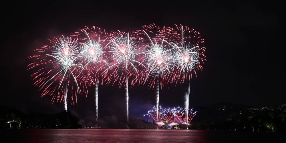 Fogos de artifício iluminam o céu no Lago do Oeste em Hangzhou