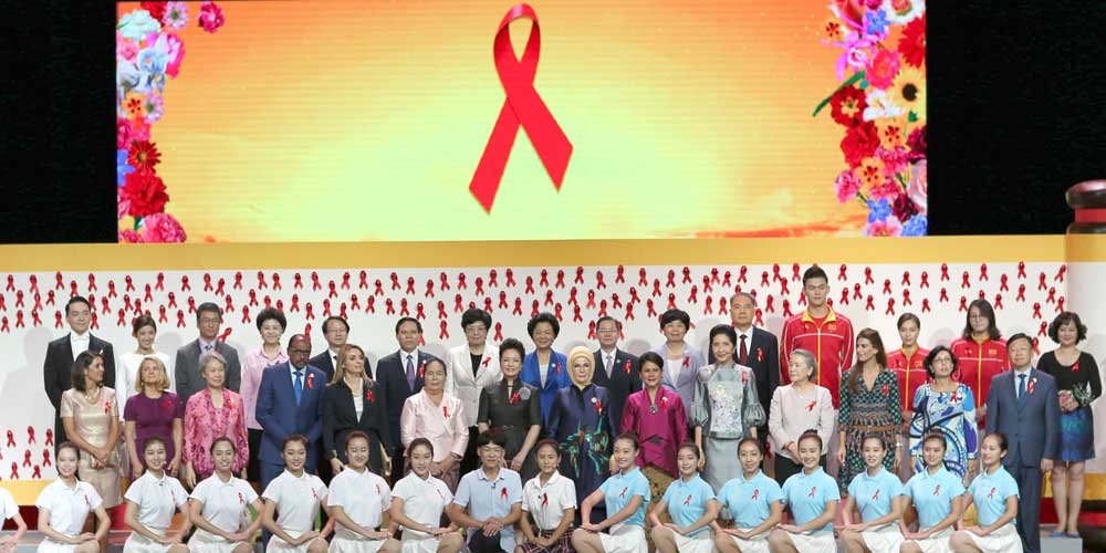Primeira-dama chinesa assiste a atividade anti-AIDS com esposas dos líderes do G20
