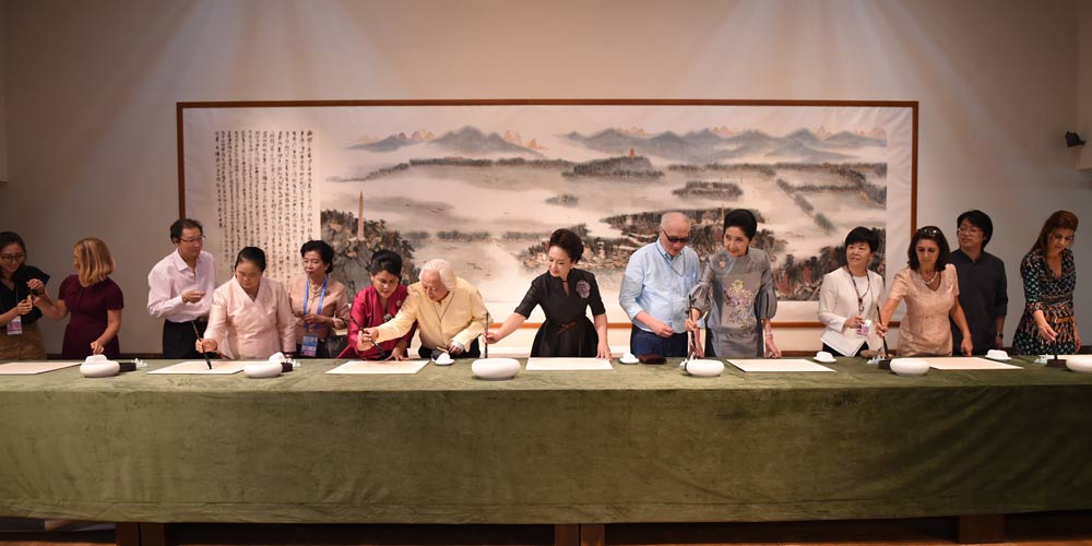 Peng Liyuan e esposas dos líderes da Cúpula do G20 visitam Academia de Arte da China