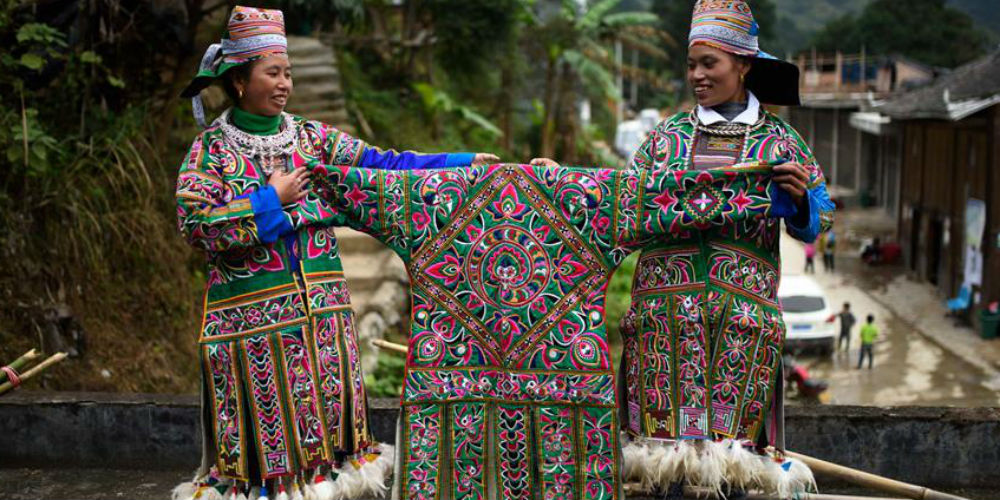 Aldeãs da etnia Miao fazem traje tradicional