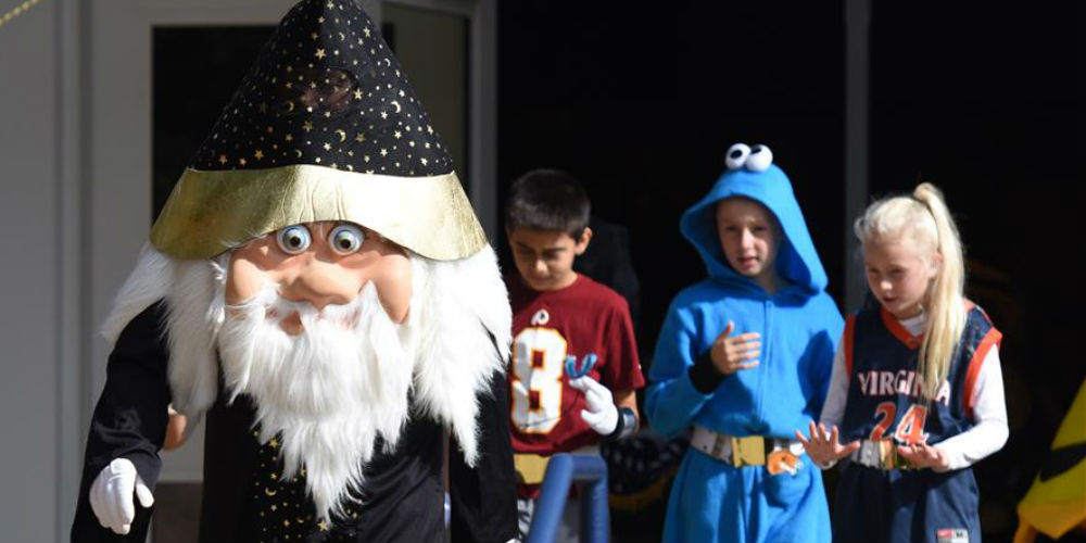 Estudantes participam da parada de Halloween numa escola primária no estado da Virgínia, EUA