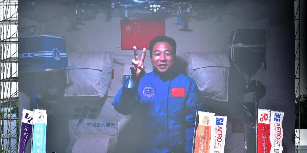 Astronautas enviam votos de felicidades do Tiangong-2 para festival aéreo de Zhuhai