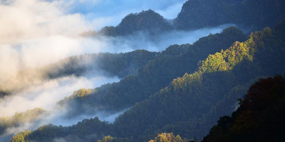 Linda paisagem ao nescer do sol da Reserva Natural da Montanha de Hualong