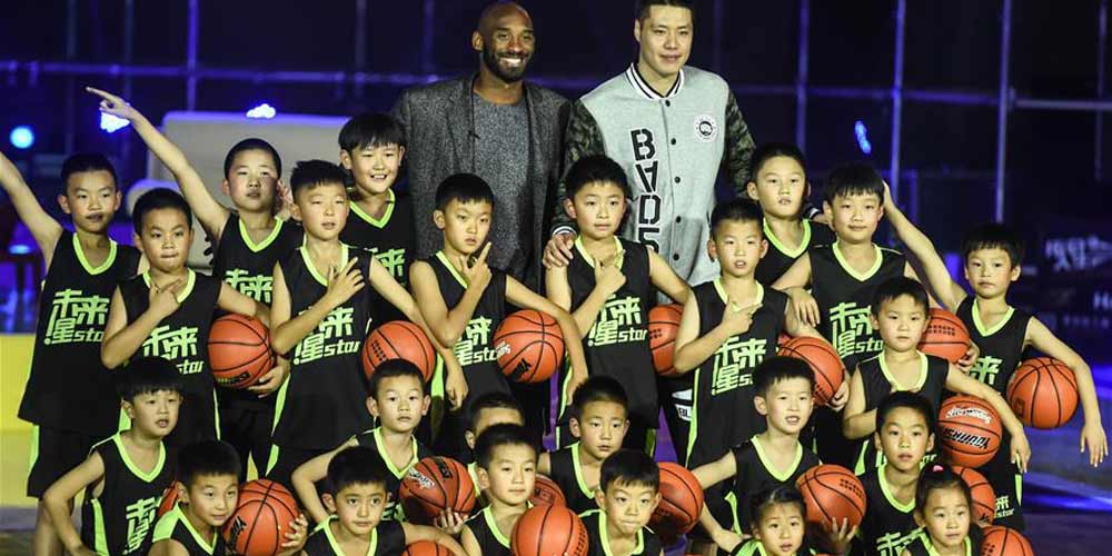 Kobe Bryant se encontra com fãs em Shenyang da China