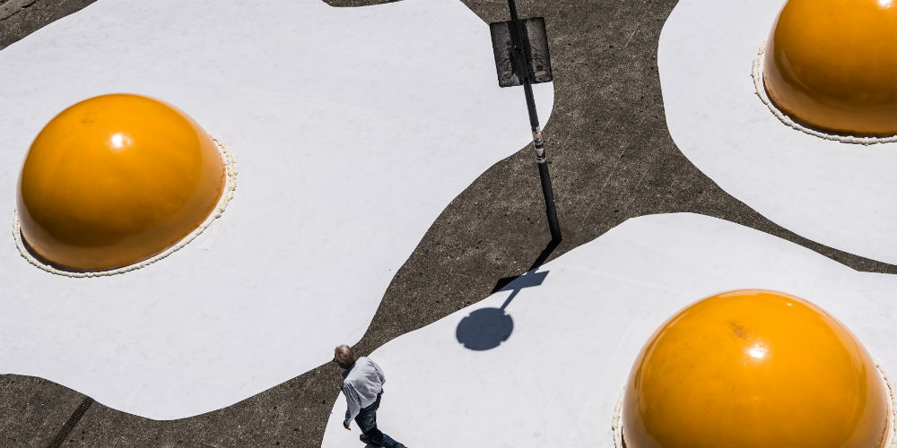 Instalação da obra de arte “Chuva de Ovos Gigantes” é vista em Santiago