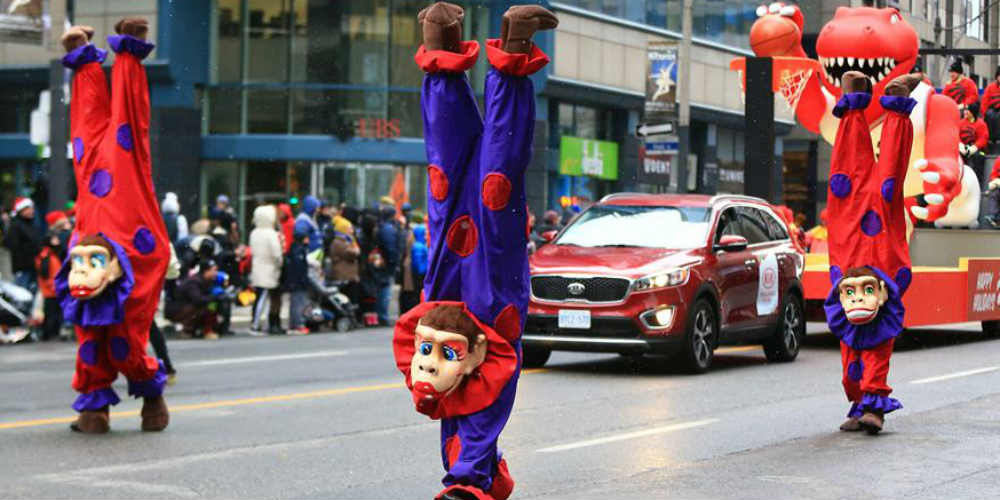 Desfile anual do Papai Noel de Toronto é realizado no Canadá