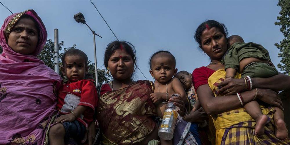 Mães indianas e seus filhos participam de protesto
