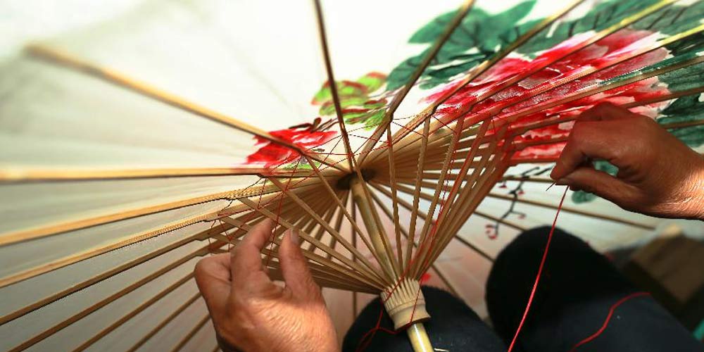 Técnicas tradicionais de fazer guarda-chuvas de papel oleado de Jialu no leste da China