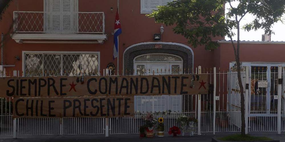 Residentes prestam homenagem a Fidel Castro em São Paulo