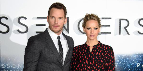 Chris Pratt e Jennifer Lawrence posam em lançamento do filme "Passageiros"