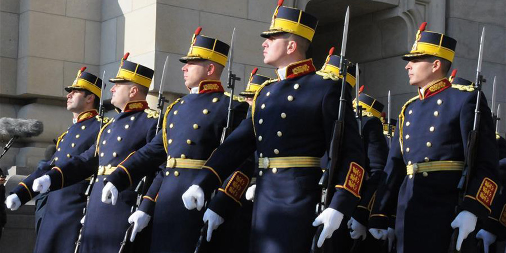 Romênia celebra Dia Nacional com desfile militar em Bucareste