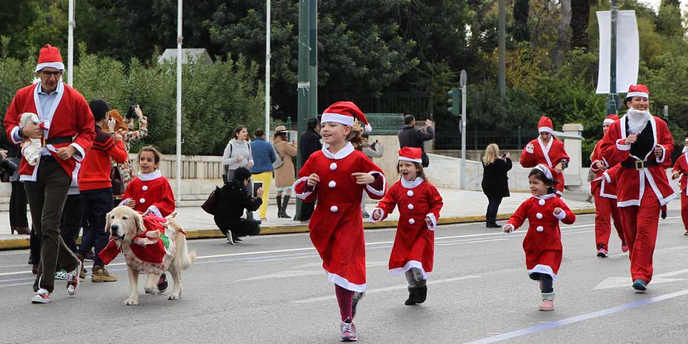 Corredores vestidos de Papai Noel participam de uma divertida corrida na Grécia