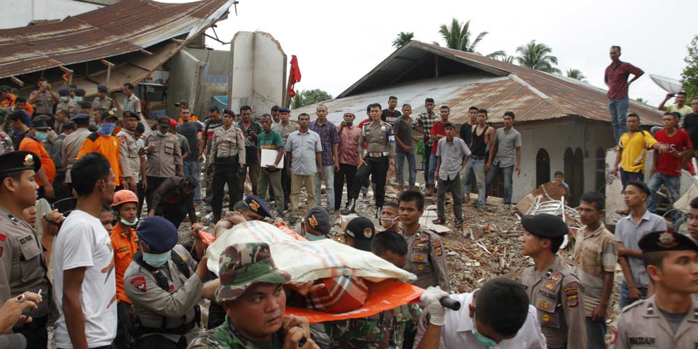 Trabalhos de resgate em andamento do terremoto em Aceh, Indonésia