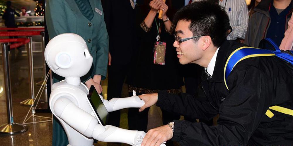 Robô inicia trabalho de suporte a passageiros no aeroporto de Songshan em Taipei