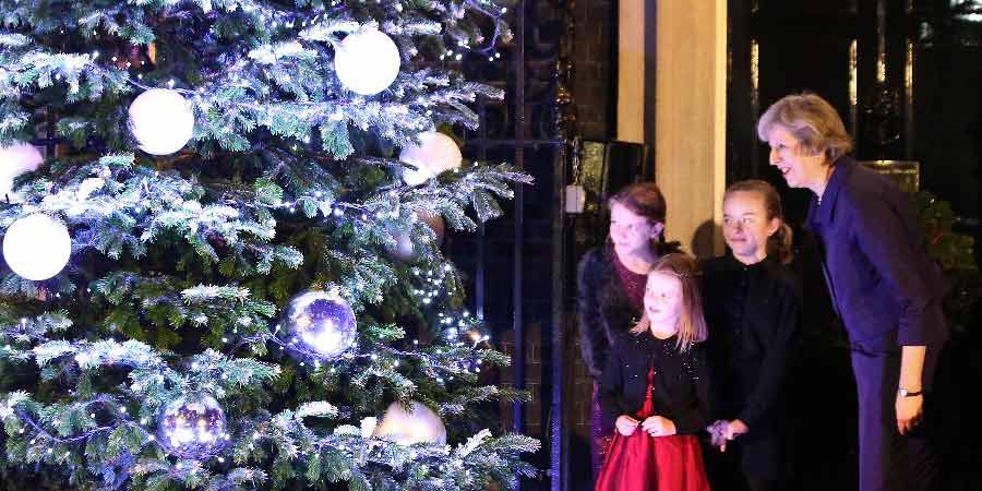 Theresa May liga luzes da árvore de Natal da rua Dawning