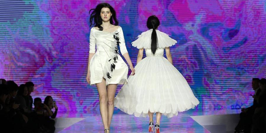 Modelos apresentam criações de Grace Chen em Beijing