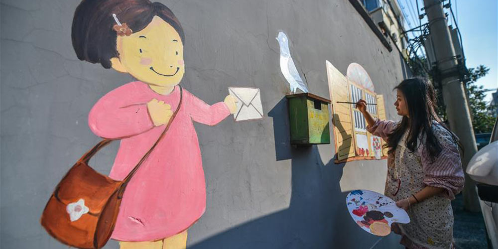 Voluntários revitalizam bairros antigos de Hangzhou com pinturas de parede