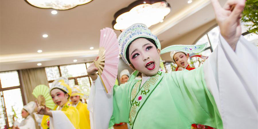 Hubei implementa projeto para trazer ópera chinesa a escolas