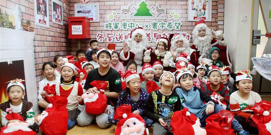 Eventos são realizados para celebrar o próximo Natal em Hong Kong
