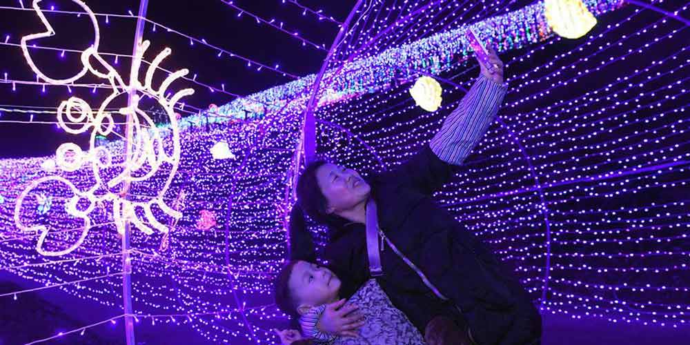 Carnaval de luzes é realizado em Chongqing