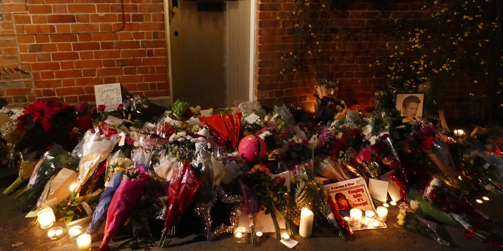 Fãs homenageiam George Michael com flores e velas