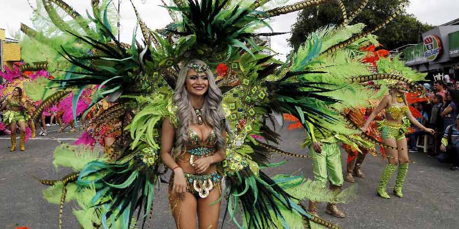 Carnaval de Natal anima ruas da Costa Rica