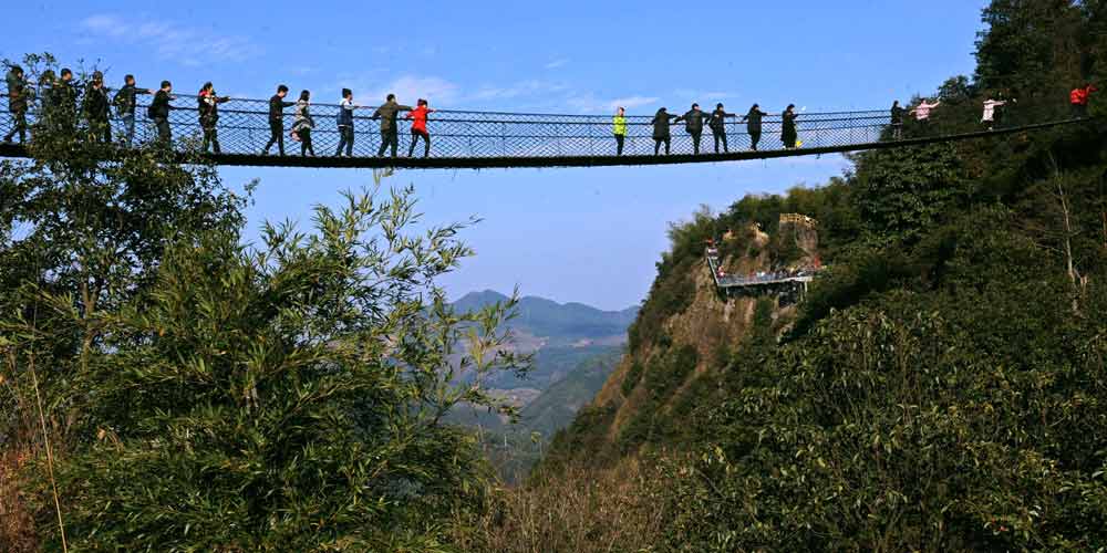 Beleza natural atrai turistas a Qianzhangyan na província de Zhejiang