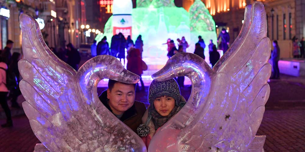Esculturas de gelo na Avenida Central de Harbin atraem milhares de visitantes