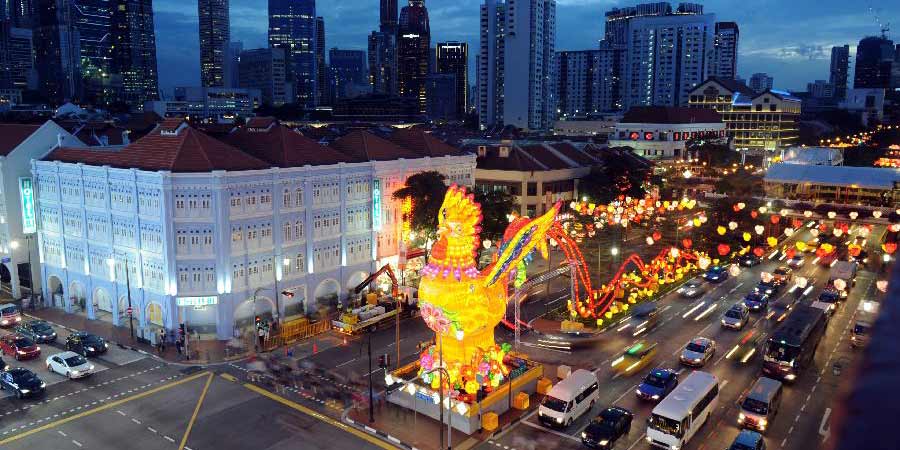 Lanterna de galo gigante do Ano Novo Lunar ilumina noite de Singapura