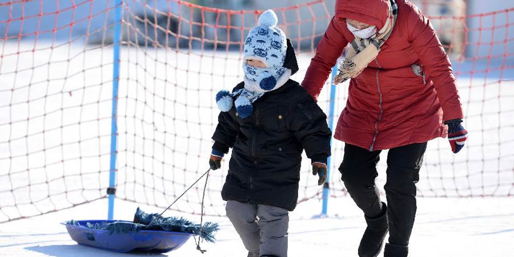 Crianças se divertem com esportes de inverno no nordeste da China