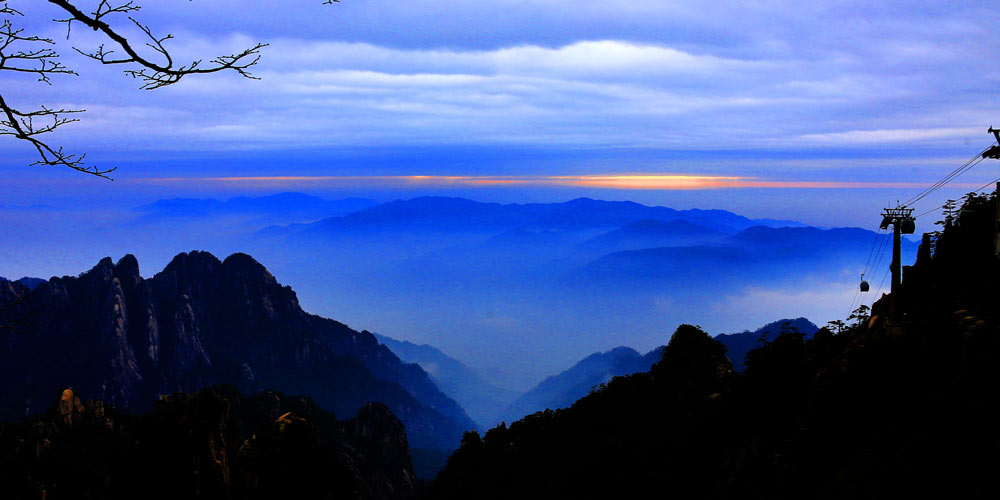 Montanha Huangshan envolta pelas nuvens no leste da China