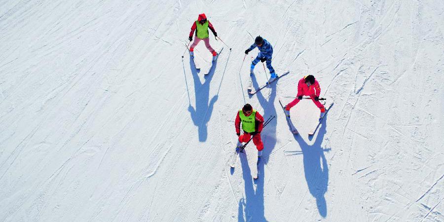 Pessoas se divertem esquiando na província de Gansu