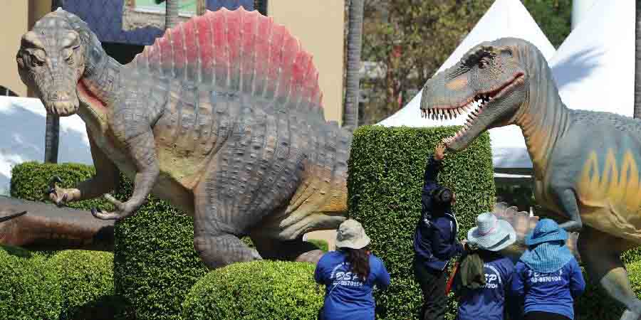 Esculturas de dinossauros são exibidas em Bangkok antes do Dia das Crianças tailandês