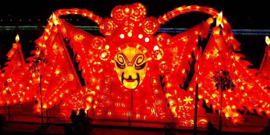 Lanternas iluminadas anunciam a chegada do próximo Festival da Primavera em Henan