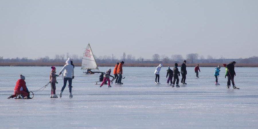 Pessoas se divertem no lago Velence congelado na Hungria