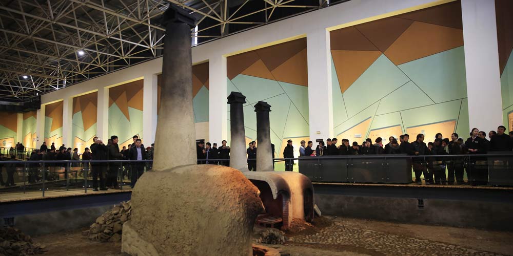 Turistas visitam o forno de cerâmica Ruguanyao na província de Henan
