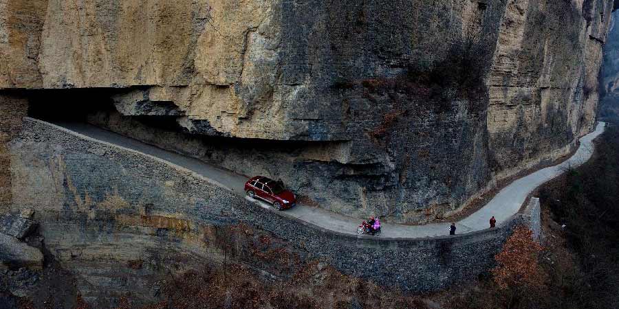Estrada à beira de penhasco no noroeste da China