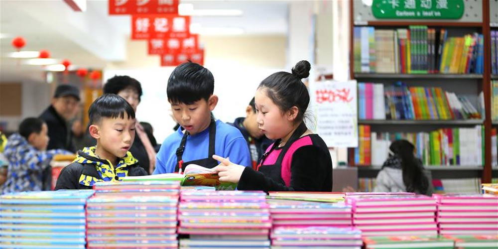 Alunos do ensino fundamental participam das práticas sociais na Livraria de Jimo no leste da China