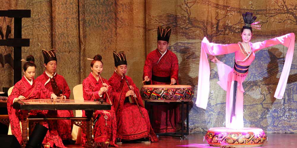 Artistas chineses se apresentam no concerto do Festival da Primavera no Camboja