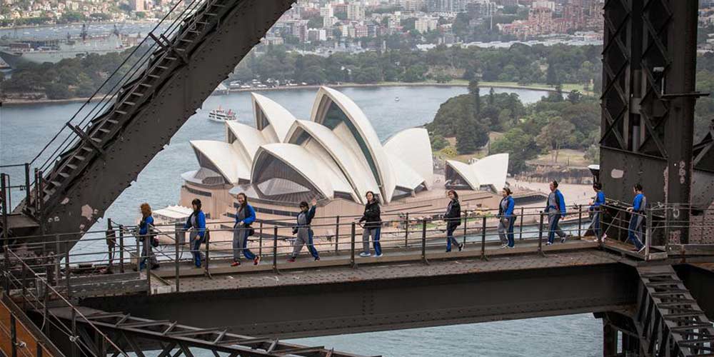 Turistas chineses cantam Karaokê no topo da Ponte da Baía de Sydney