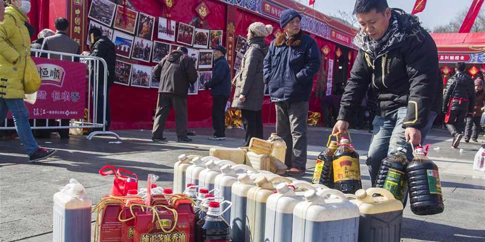 Pessoas fazem fila para comprar molho de soja antes do Festival da Primavera em Jiangsu