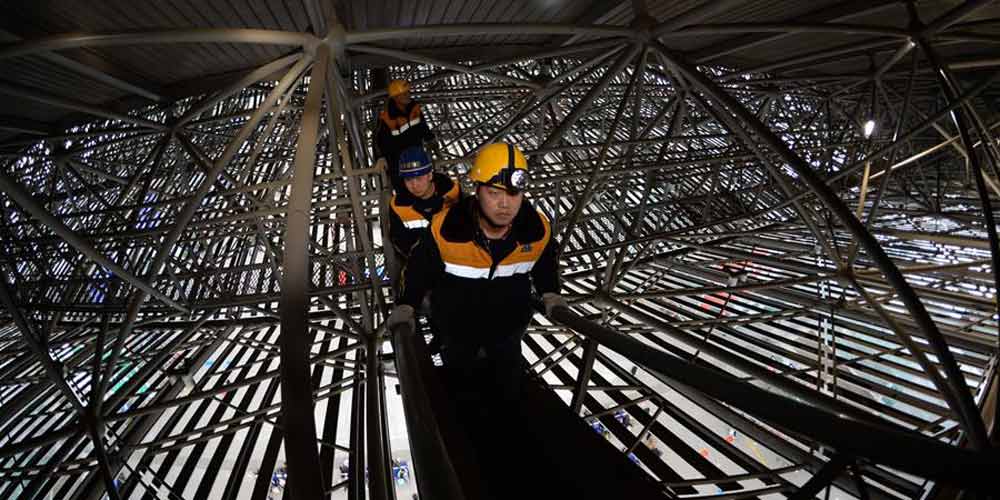 Trabalhadores verificam iluminação na Estação Ferroviária Norte de Xi'an
