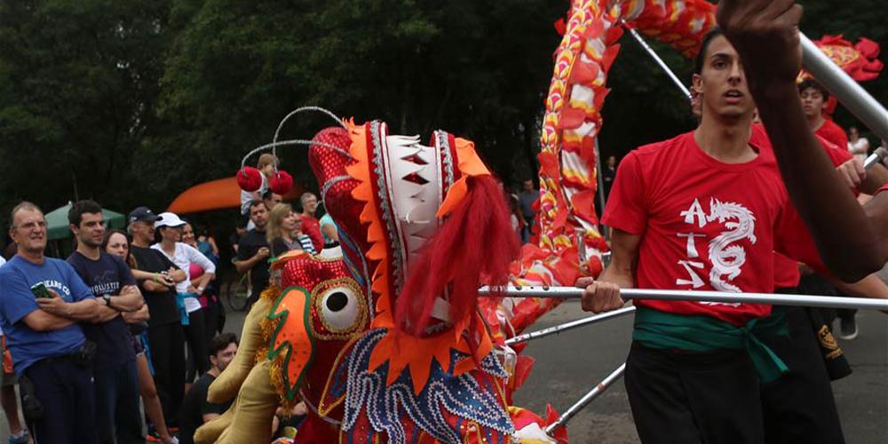 Dança do dragão anuncia as celebrações do Ano Novo Lunar chinês no Brasil