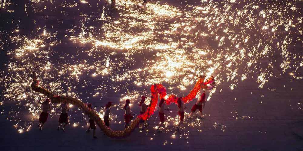 Dança do dragão de fogo celebra a chegada do Festival da Primavera em Shandong