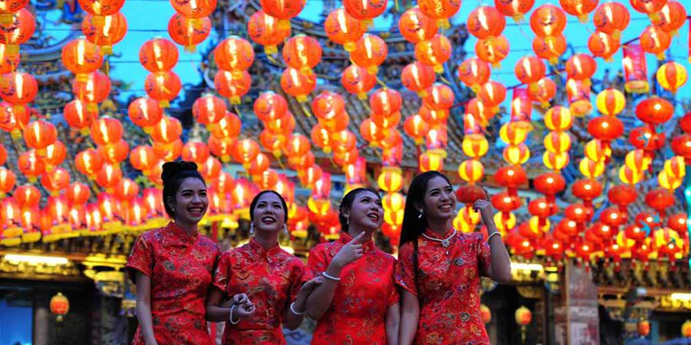 Lanternas para celebrar o Festival da Primavera iluminam Bangkok