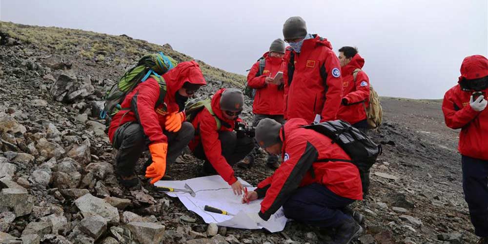 Cientistas chineses realizam pesquisas de campo na Ilha do Rei George