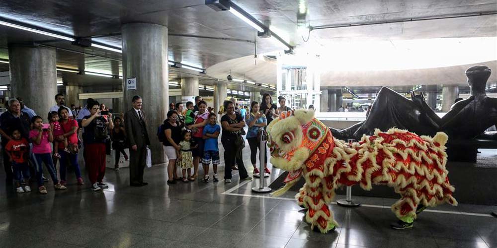 Dança do dragão e do leão anunciam a chegada do Ano Novo Chinês em São Paulo